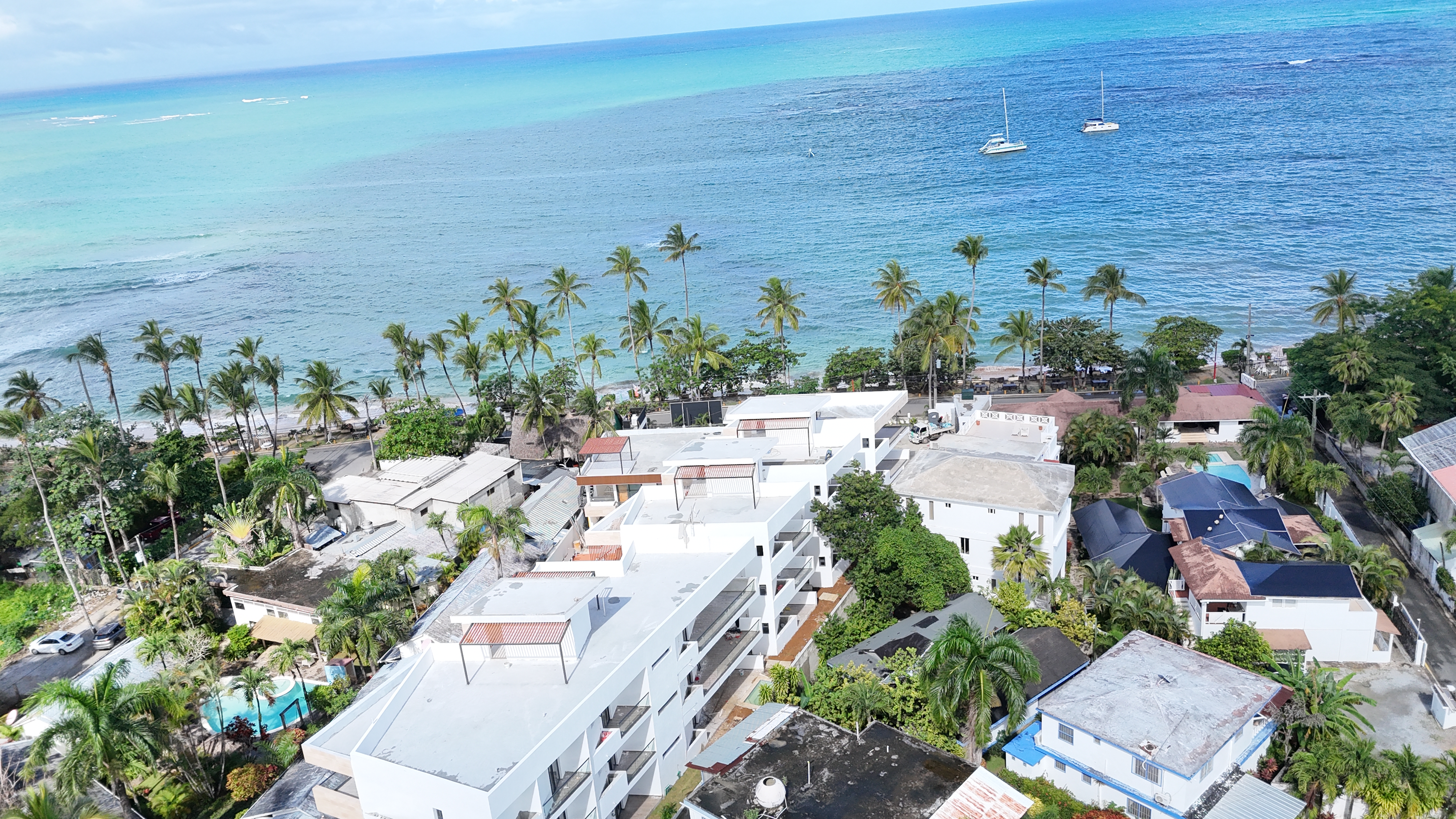 Beachfront Penthouse — Private Rooftop Living