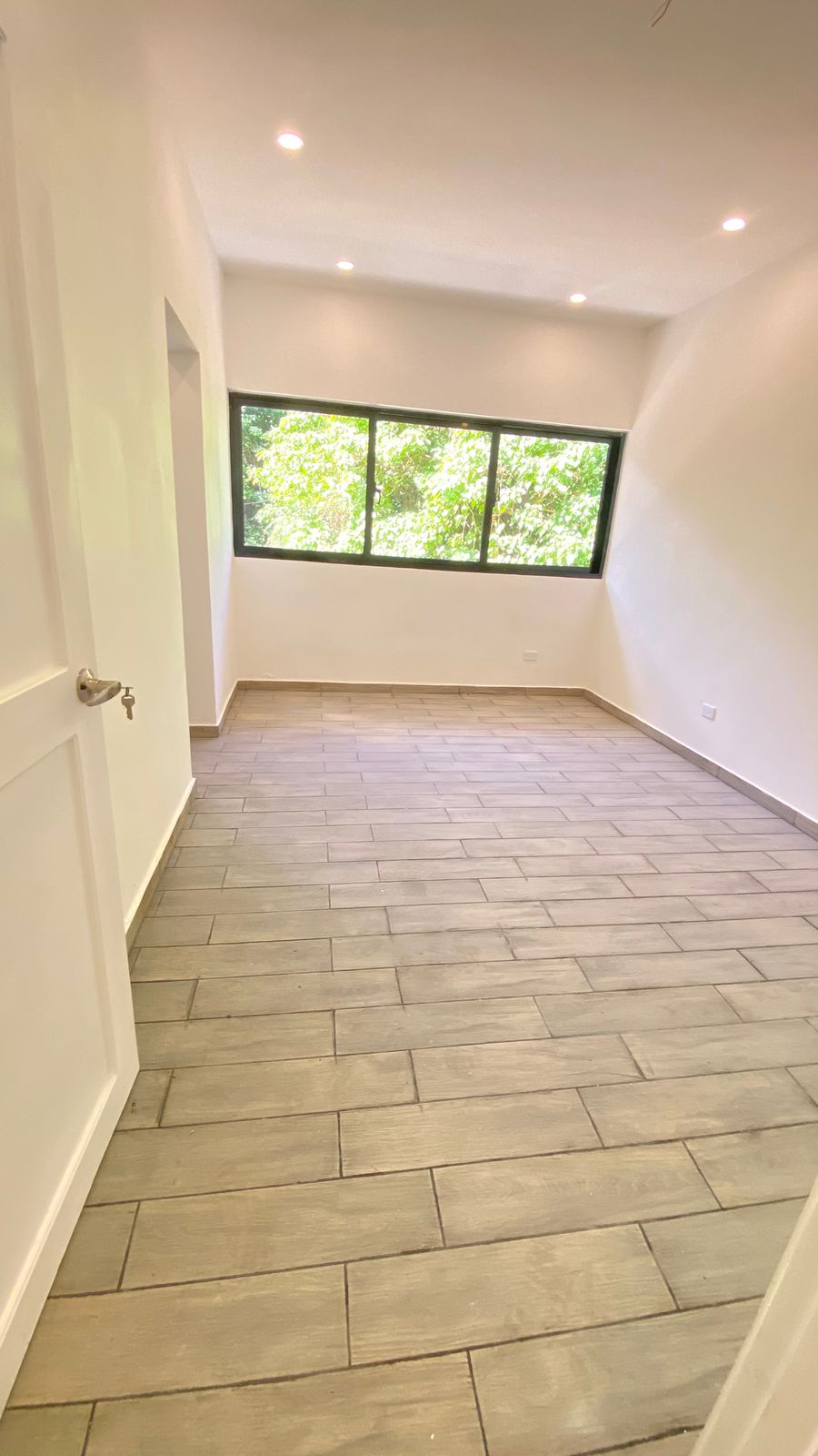 Two Unfurnished Apartments for Long-Term Rent – Comfortable Living Near the Beach