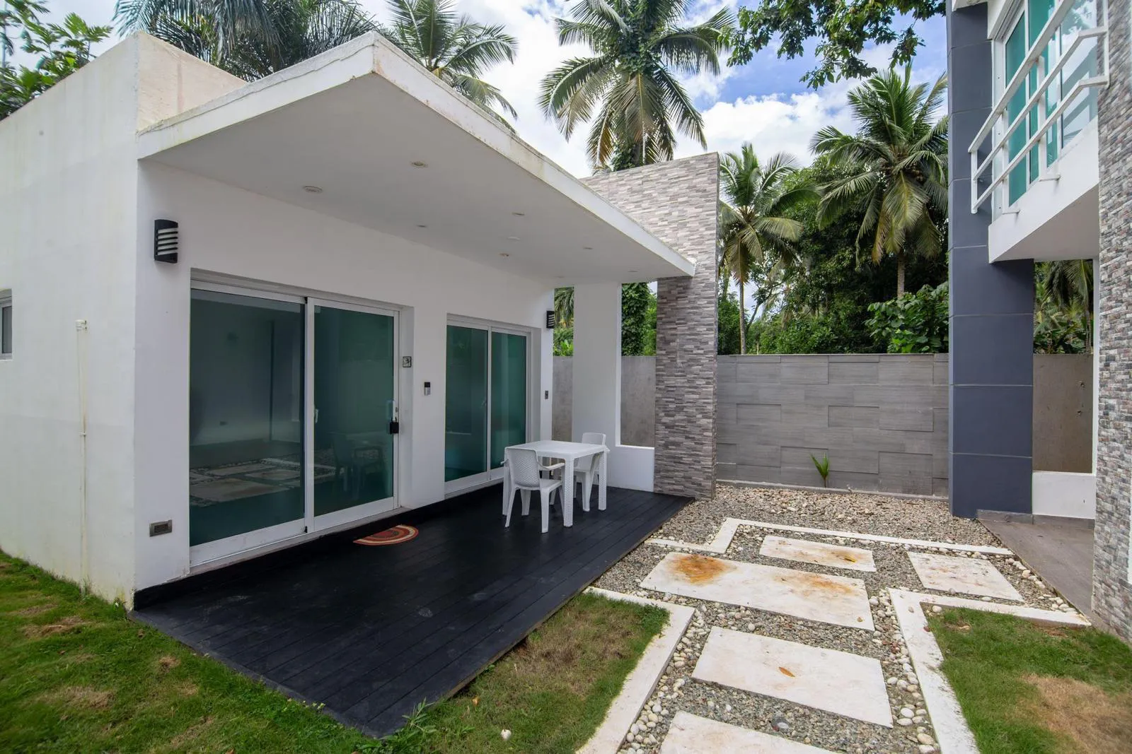 If you’re looking for something simple and very close to the beach